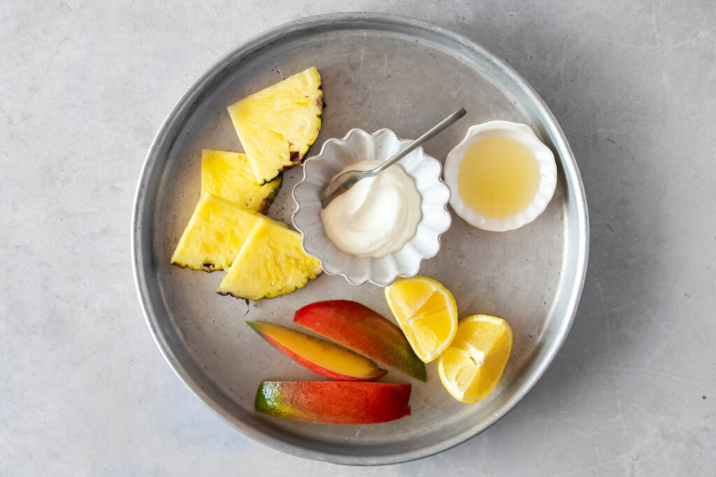 ingredienti del frullato di mango all'ananas